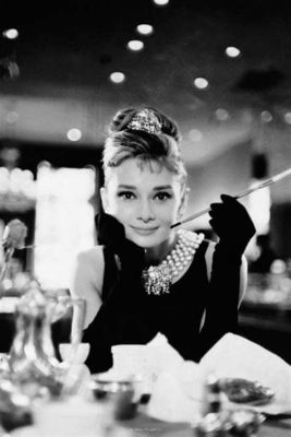 Frühstück bei Tiffany? Eine romantische Komödie mit Audrey Hepburn und einem Hauch von Melancholie!